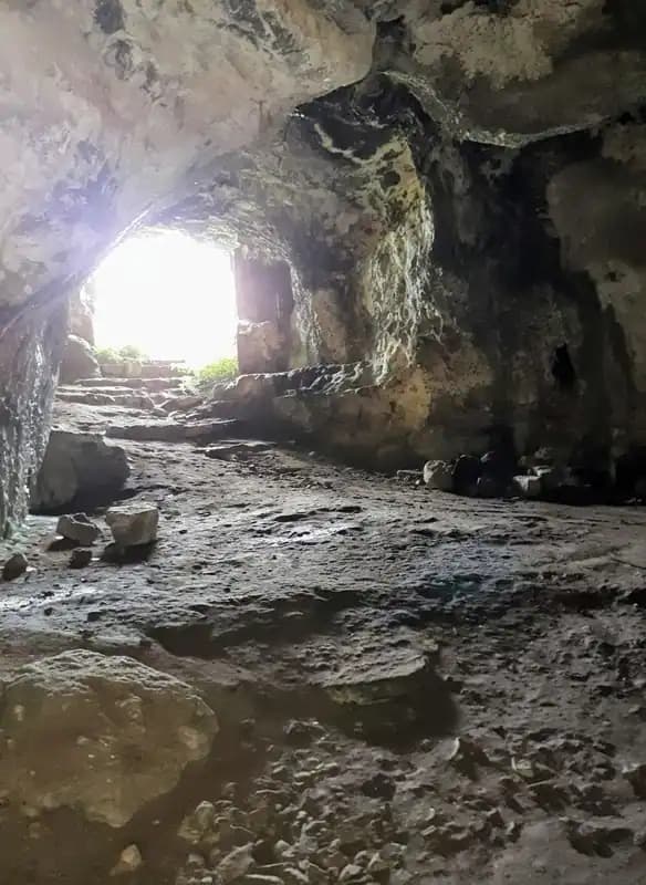 Grotta di Chiancariello — Höhlen