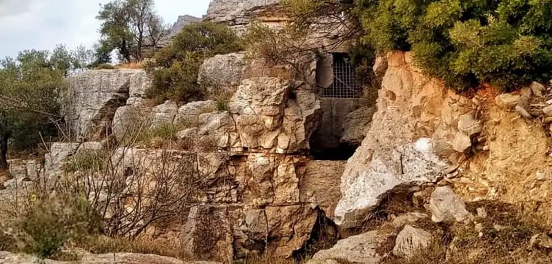 Grotta Paglicci — Höhlen