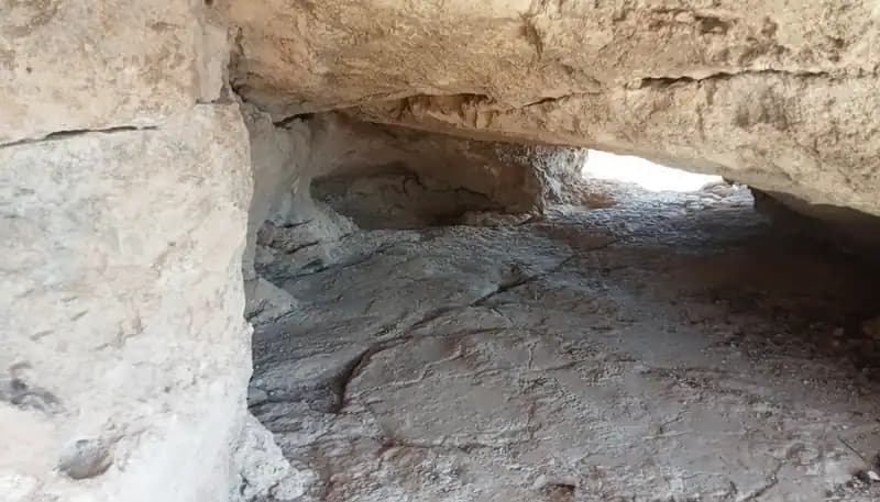Caverna pozzitiello — Höhlen