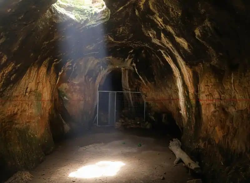 Grotta dell'Angelo — Höhlen