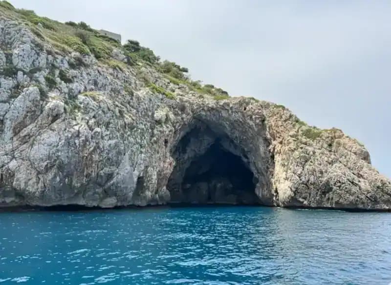 Grotta del Ciolo o Grotta del lago o Grotta del pozzo — Gagliano del Capo