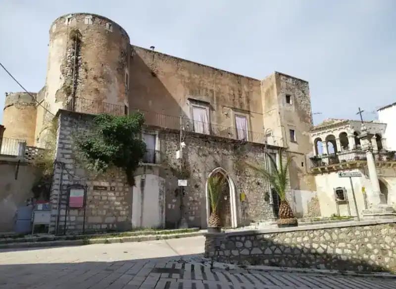 Castello normanno-aragonese di San Nicandro Garganico — San Nicandro Garganico