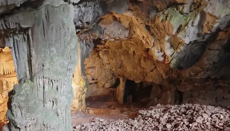 Grotta e cripta rupestre di San Michele — Höhlen