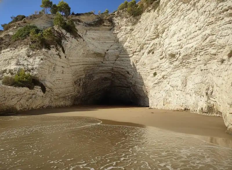 Grotta Mezza Campana — Höhlen