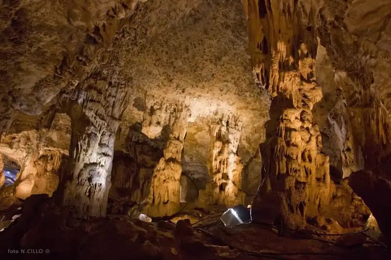 Grotta di Curtomartino — Höhlen