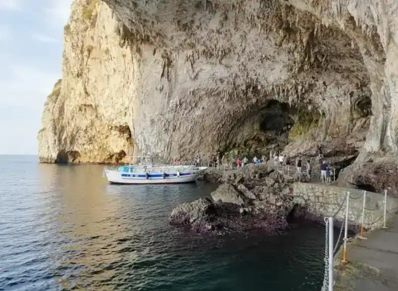 Grotta Romanelli — Castro