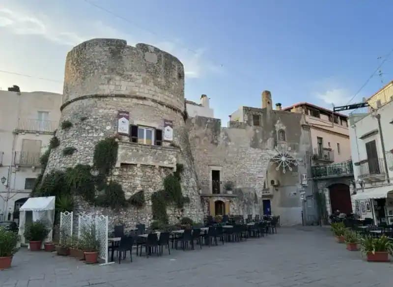 Brückenturm — Peschici