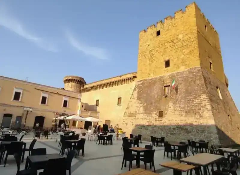 Schloss De Falconibus — Pulsano