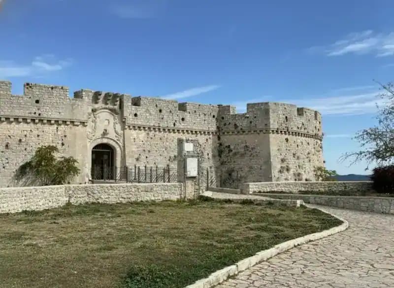Normannisch-Staufisches Aragonesisches Schloss — Monte Sant'Angelo